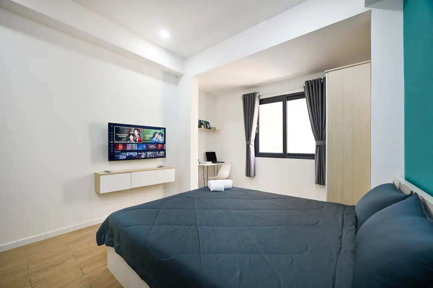 Studio R2.5 interior with queen bed and kitchenette