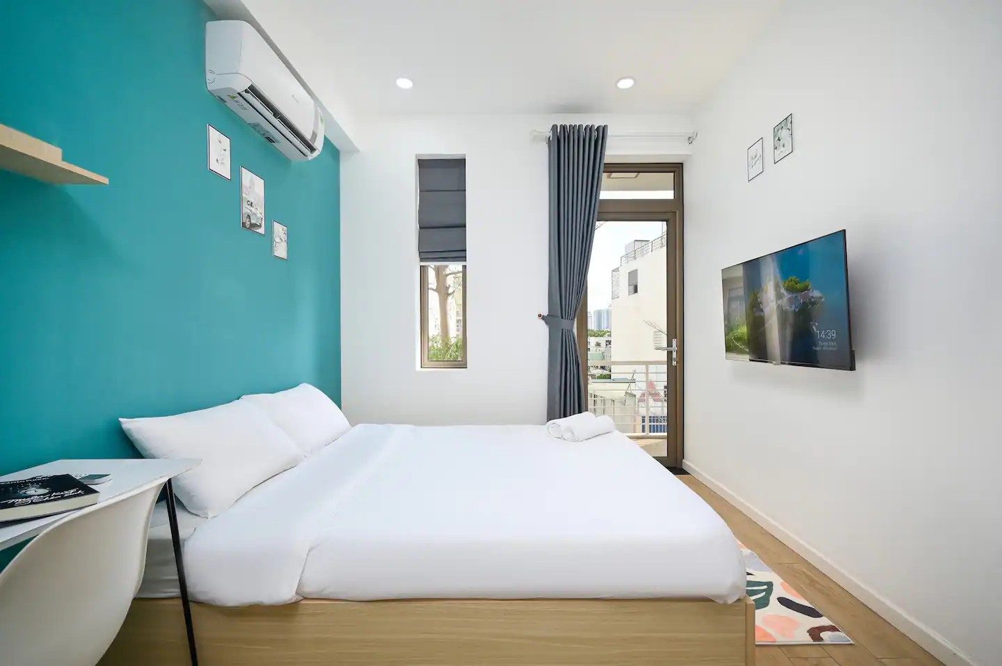 Studio R4.1 interior with queen bed and balcony