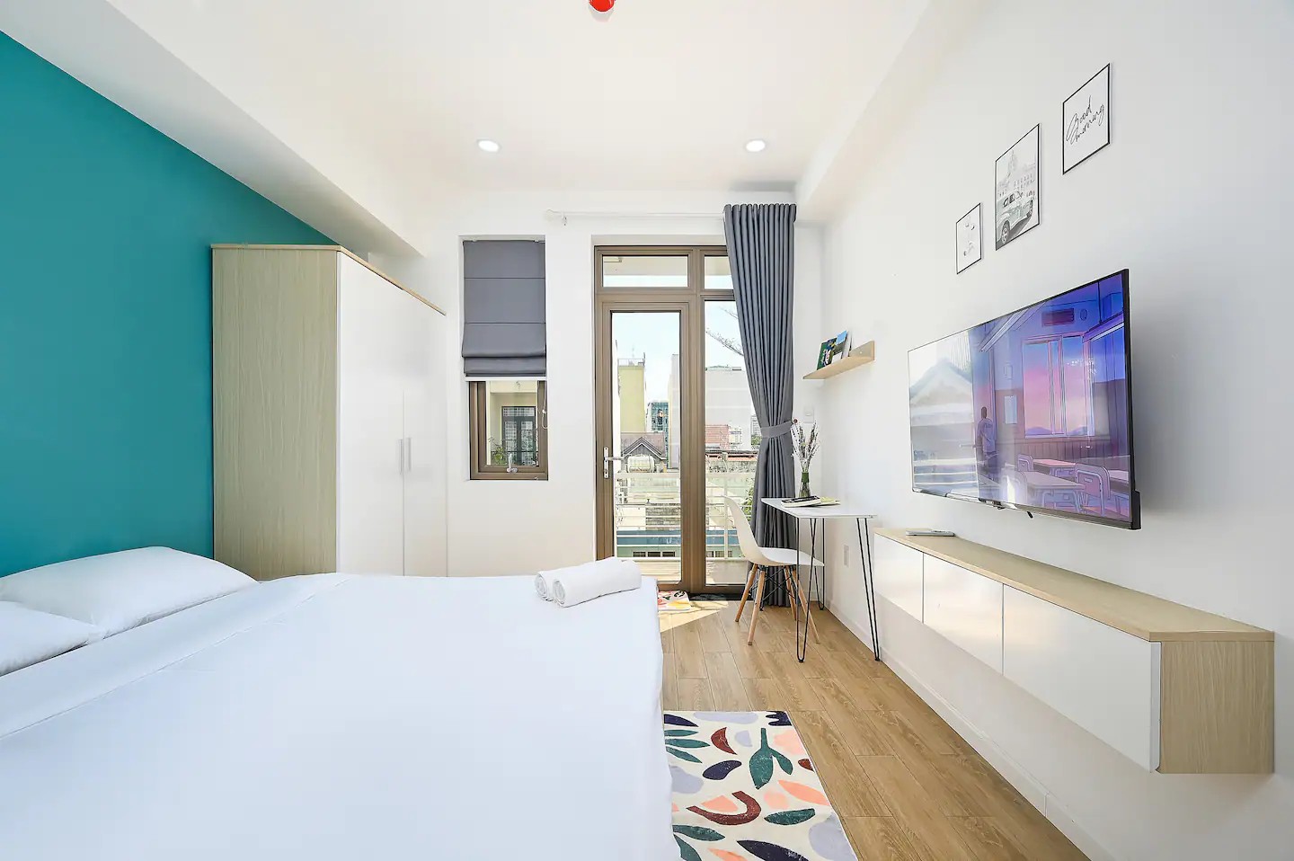 Studio R4.2 interior with queen bed and balcony